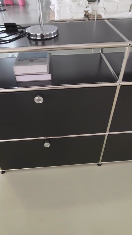 Credenza USM Haller nero grafite con due ante a ribalta