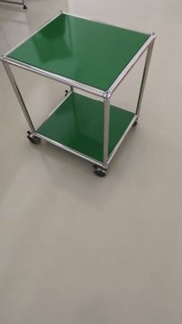 Table d’appoint USM Haller verte sur roulettes