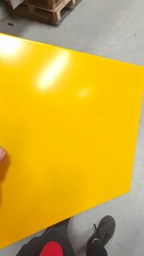 Tablette extérieure jaune doré RAL 1004 en détail – compatible avec USM Haller