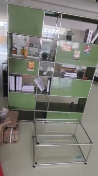 Étagère USM Haller vert olive avec verre et abattants