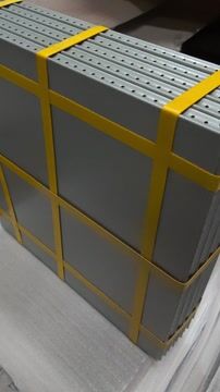 Tablettes non laquées emballées prêtes à l'expédition – compatibles avec USM Haller