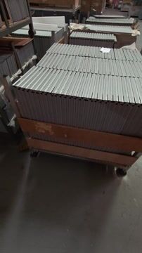 Abattants non laqués sur palette – compatibles avec USM Haller