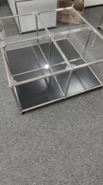 Table basse USM Haller avec plateau en verre et fond noir